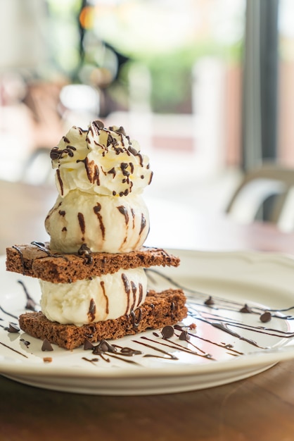 brownies de chocolate com gelado de baunilha