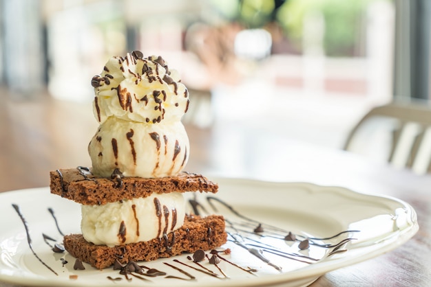 brownies de chocolate com gelado de baunilha