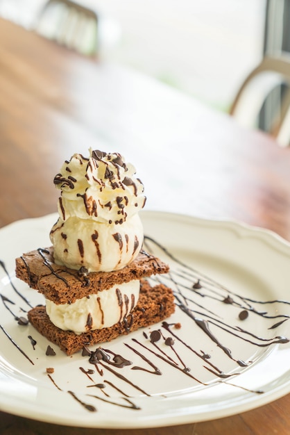 brownies de chocolate com gelado de baunilha