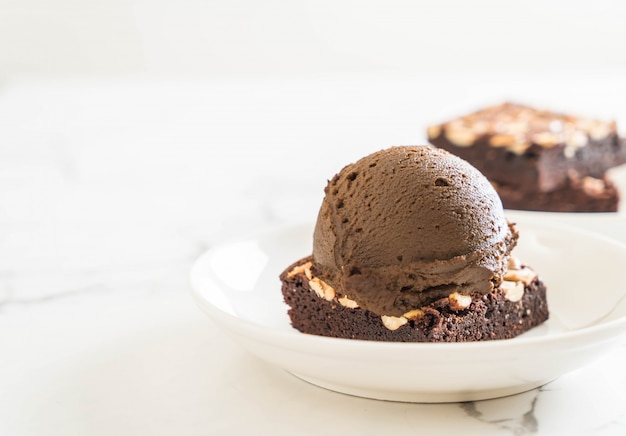 Brownies de chocolate com sorvete de chocolate
