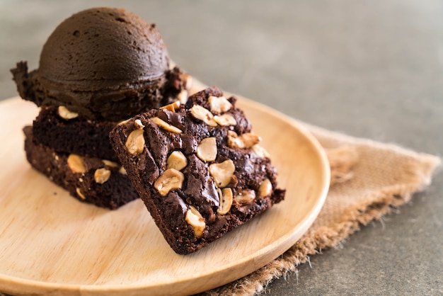 brownies de chocolate com sorvete de chocolate