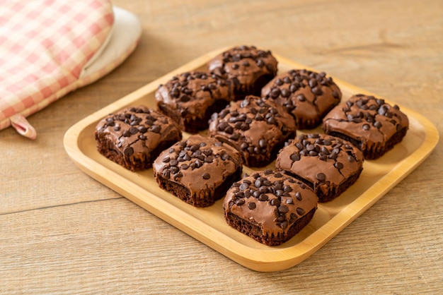 Brownies de chocolate escuro cobertos por lascas de chocolate