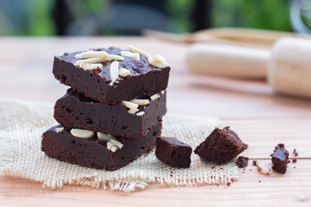 Brownies de chocolate escuro com cobertura de amêndoa.