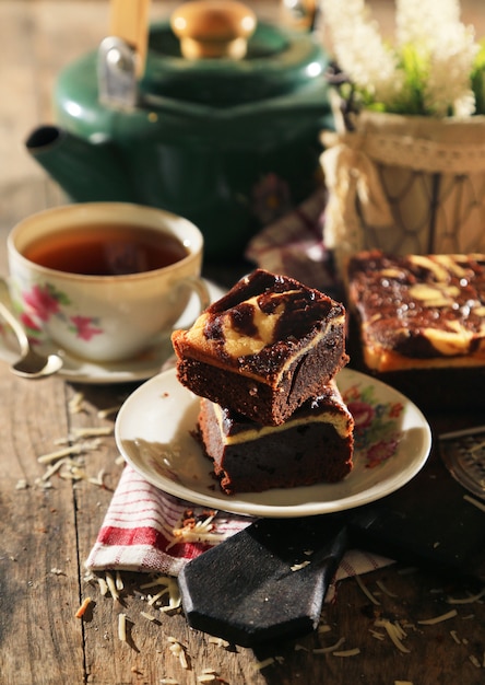 Brownies de chocolate fatiado com chá e queijo