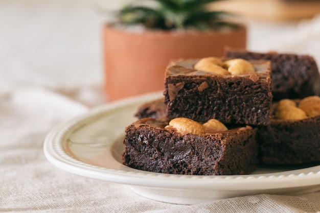 Brownies de dulce de chocolate negro con anacardos.