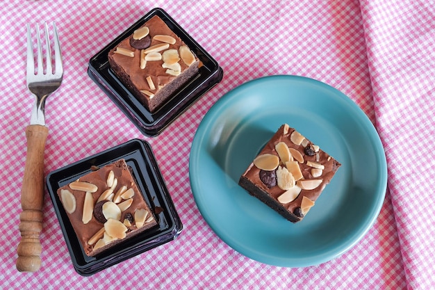 Brownies frescos en un plato pequeño sobre la mesa. Pastel de chocolate delicioso.