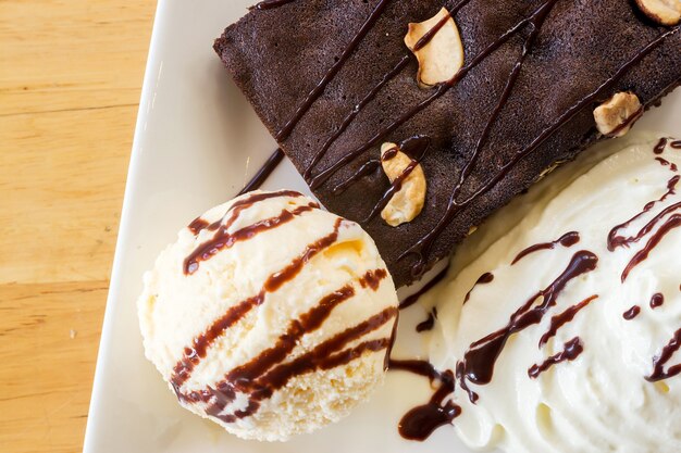 Brownies y helado.