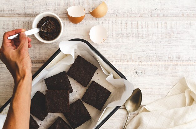 Brownies in einer weißen Backform Eierschalen und Schokolade