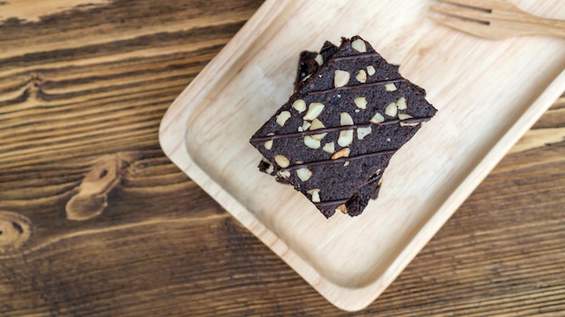 Foto brownies-kuchenlöffel und -gabel auf einem holztisch