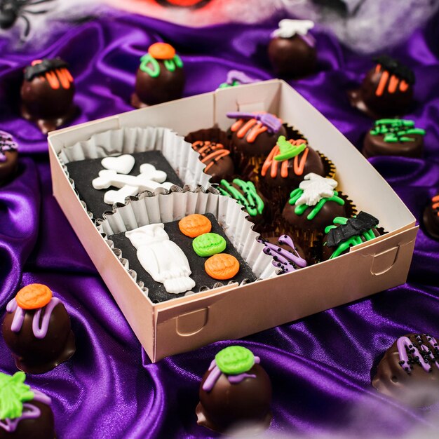 Foto brownies listos para la fiesta de halloween con decoración embrujada