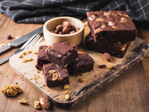 Brownies en la mesa de madera