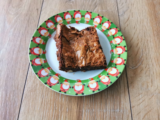 Brownies de Navidad en un plato con decoración navideña.