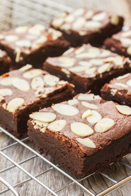 Brownies no rack de cozimento.