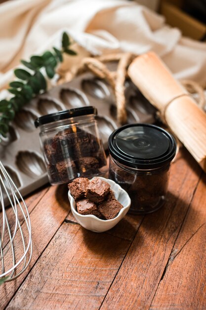 Brownies con plato de cerámica sobre una mesa de madera