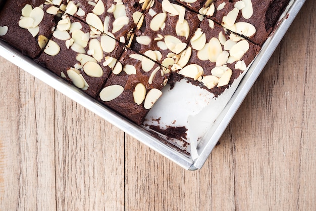 Brownies del primer en la bandeja de la hornada. Vista superior.