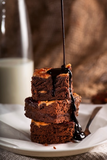 Foto brownies con salsa de chocolate chorreando