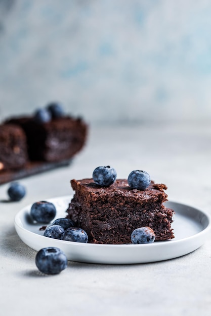 Brownies sobre fondo blanco Delicioso postre de chocolate casero