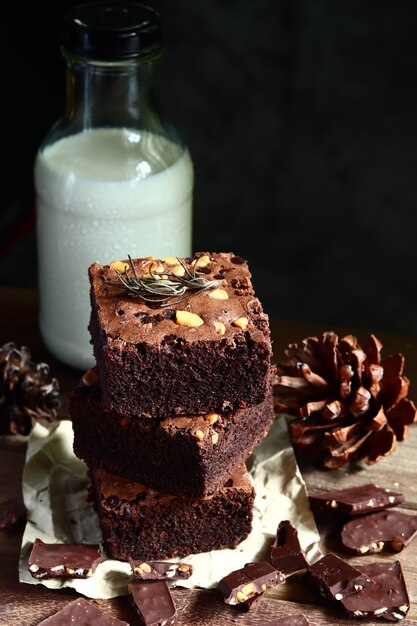 Brownies stapeln sich auf einem dunkelbraunen Holztischhintergrund