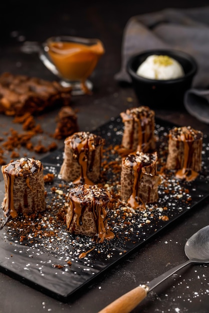 Brownies Sushi rolo de chocolate servido em prato isolado na vista superior da mesa de sobremesa de comida de café