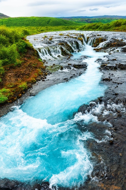 Bruarfoss-Wasserfall im Süden Islands. Herbstlandschaft. Berühmtes Reiseziel