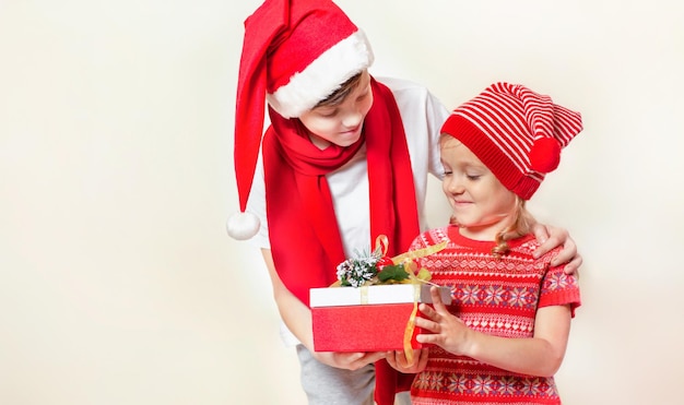 bruder gibt seiner schwester ein geschenk