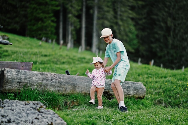 Bruder mit Schwester zu Fuß am Vorderen Gosausee Berge Gosau Oberösterreich