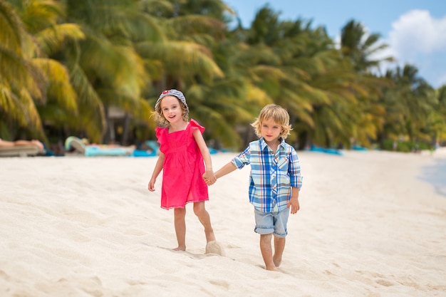 Bruder Schwester Beach Bonding Urlaubsreisekonzept