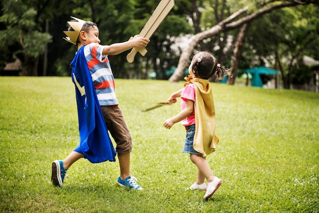 Bruder und Schwester, die im Park spielen