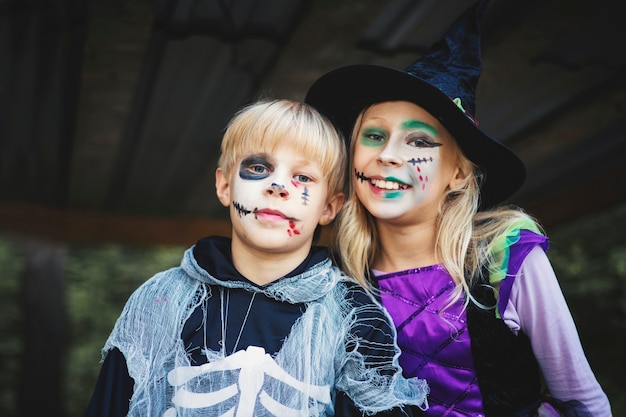 Bruder und Schwester in Karnevalskostümen für Halloween