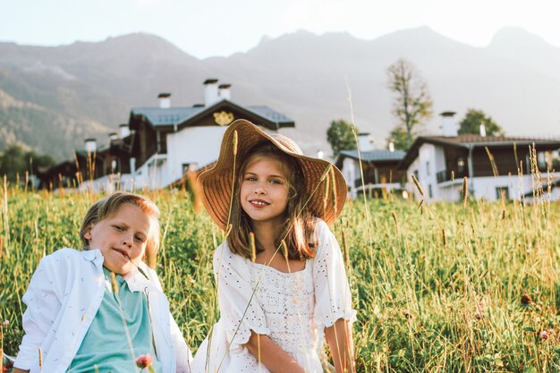 Bruder und Schwester sitzen im Gras