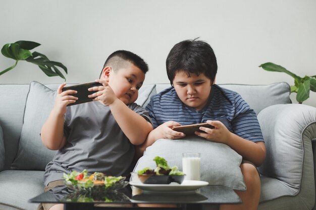 Bruder und Schwester spielen auf Smartphones