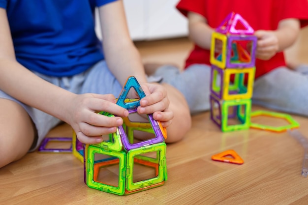 Bruder und Schwester spielen mit einem magnetischen Konstruktionsspielzeug Nahaufnahmedetails