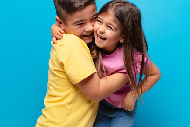 Bruder und Schwester spielen mit glücklichem Ausdruck