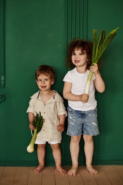 Bruder und Schwester stehen an der Wand