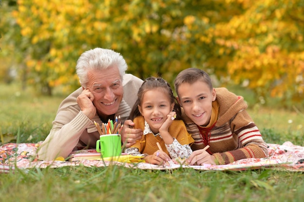 Bruder und Schwester zeichnen