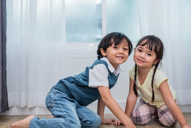 Bruder- und schwesterporträt mit zwei kaukasiern. kinder und kinder konzept