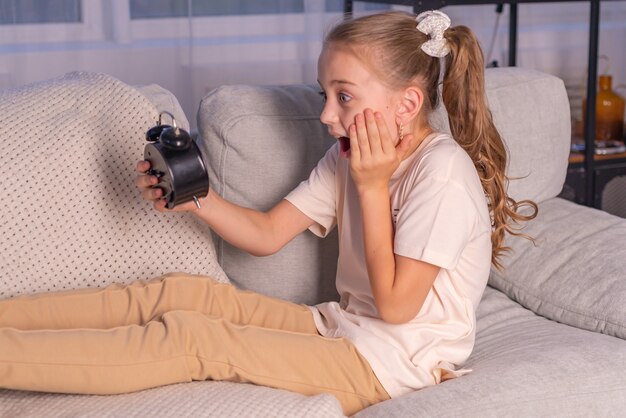 Bruder weckt Schwester mit lauten Weckerrufen und will nicht zur Schule aufstehen