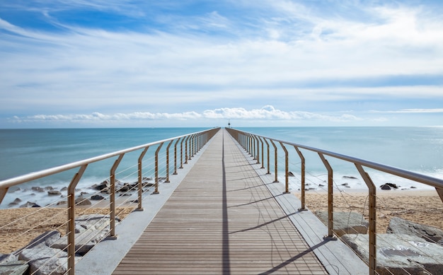 Brücke am Strand