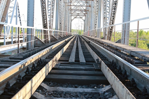 Brücke auf Bahngleisen und grauem Industriestein