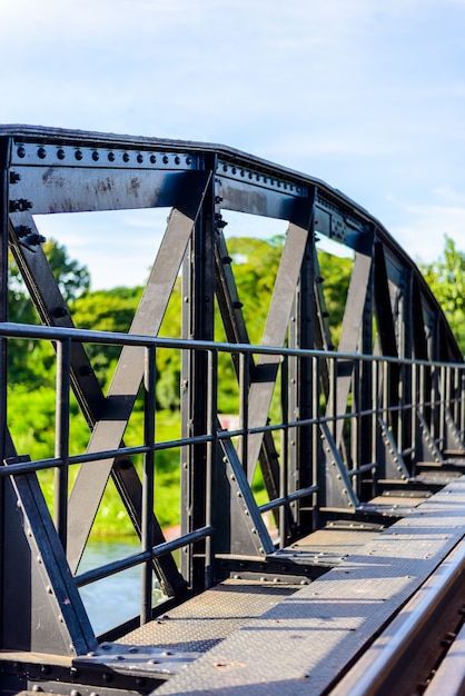 Foto brücke auf dem fluss kwai, provinz kanchanaburi, thailand.