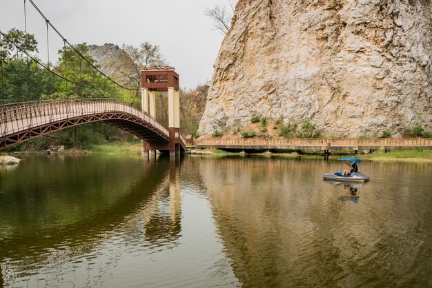 Foto brücke des felsigen berges