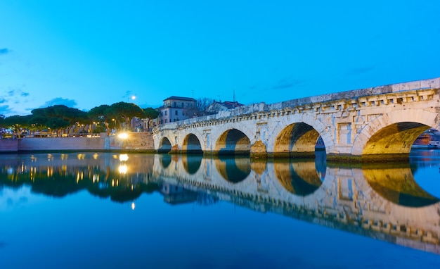 Foto brücke des tiberius (ponte di tiberio) in rimini in der dämmerung, emilia-romagna, italien