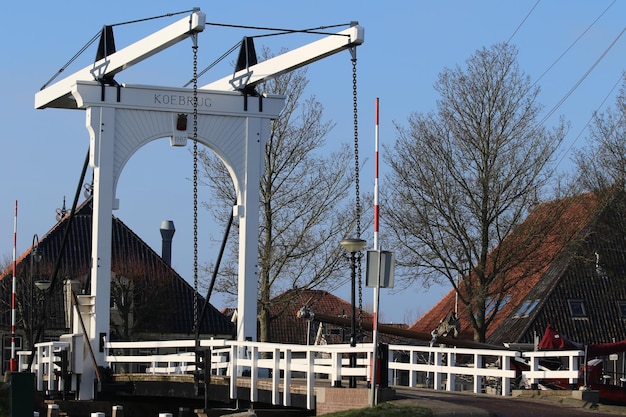 Foto brücke gegen den himmel im winter