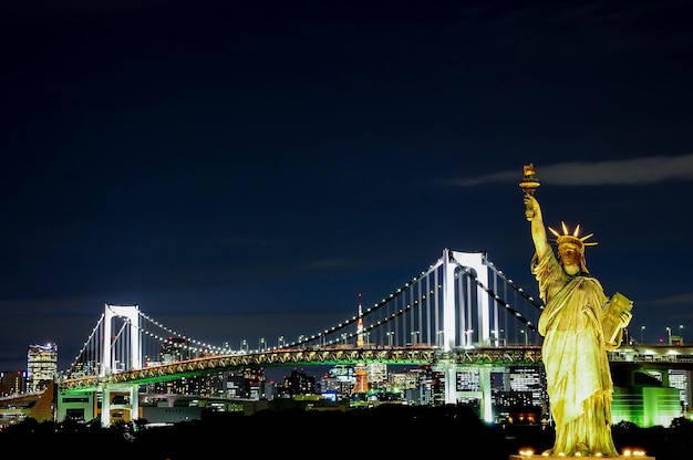 Brücke gegen den Himmel in der Nacht in Japan