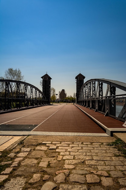 Foto brücke gegen den himmel in der stadt