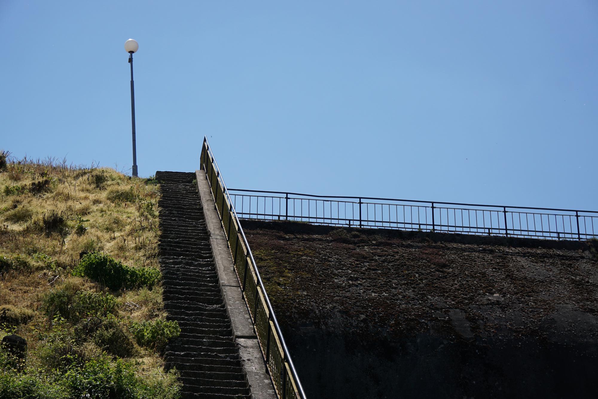 Foto brücke gegen den klaren blauen himmel