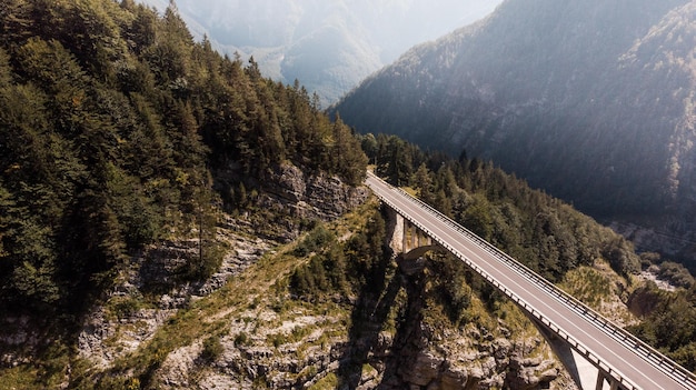 Brücke in den Bergen über dem Tal Mangart Slowenien Luftbild