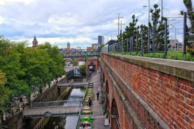 Foto brücke in der stadt gegen den himmel