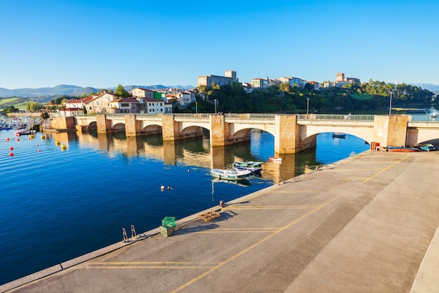 Brücke in San Vicente de la Barquera, kleine mittelalterliche Stadt in Kantabrien in Nordspanien