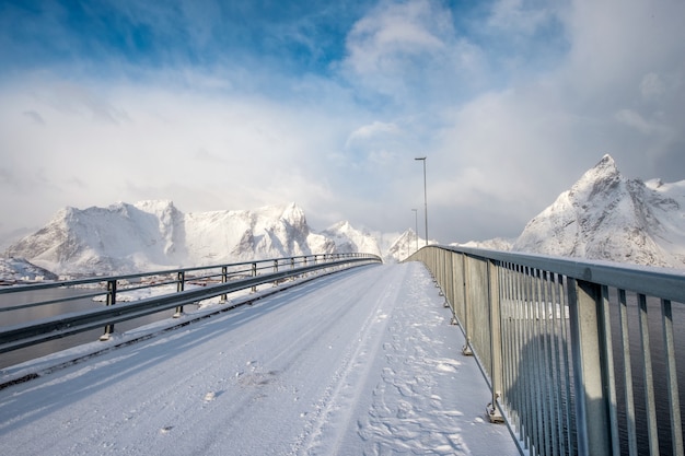 Brücke kreuzen über Nordpolarmeer mit schneebedecktem Berg